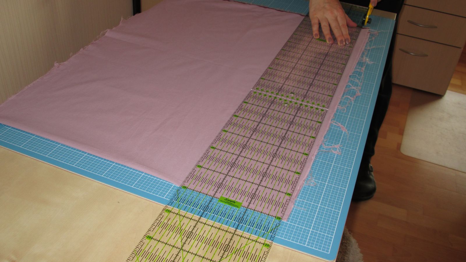1-rolling_cutter_yardage_cuttiing_quilt